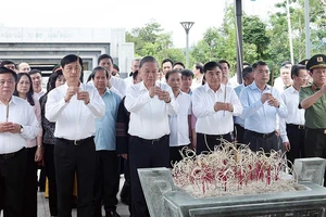 Tổng Bí thư Tô Lâm dâng hương tưởng niệm các anh hùng, liệt sĩ tại Điện Biên