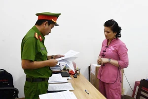 Bắt bảo mẫu ném bé trai 14 tháng tuổi xuống nền gạch gây chấn thương sọ não