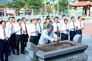 Tổng Bí thư Tô Lâm dâng hương tại Khu tưởng niệm các tiền bối cách mạng tại Tuyên Quang