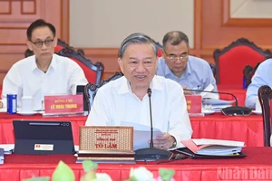 Bộ Chính trị làm việc với Ban Thường vụ Thành ủy Hà Nội và TP.HCM