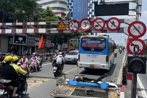 Hà Nội: Xử phạt tài xế điều khiển xe khách lên cầu vượt Tây Sơn