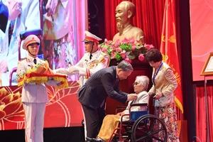 Tổng Bí thư Tô Lâm trao danh hiệu Anh hùng Lao động cho nguyên Phó Chủ tịch nước Nguyễn Thị Bình