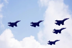 Tiêm kích Su-30MK2 bay lượn trên bầu trời Quảng trường Ba Đình 