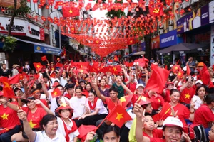 Đường phố Hà Nội rợp bóng cờ hoa, người dân chào đón đoàn các chiến sĩ tham gia diễu binh, diễu hành A80 tại Quảng trường Ba Đình, ngày 27-8.