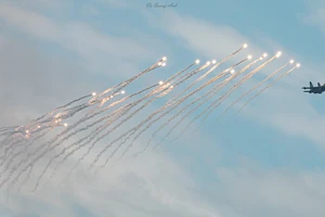 Mãn nhãn màn thả bẫy nhiệt trên bầu trời Ba Đình của 'hổ mang chúa' Su-30MK2