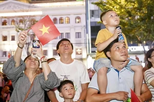 Thủ tướng đốc thúc việc tặng quà Quốc khánh 100.000 đồng cho người dân