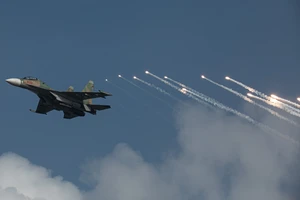 Su-30MK2, Yak-130 chao lượn, thả nhiễu nhiệt trên bầu trời Ba Đình ngày Quốc khánh 