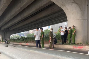 Phát hiện một thi thể đang phân hủy ở đường Vành Đai 3 Hà Nội