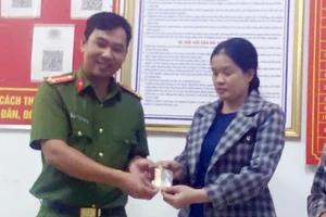 Nhặt được nửa cây vàng, người phụ nữ tốt bụng tìm chủ nhân để trả lại