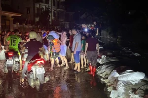 Lũ ngập chưa từng có ở Thái Nguyên: Trắng đêm gia cố đê, ngăn nước tràn vào thôn làng