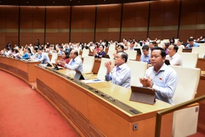 Khai mạc kỳ họp thứ 10 - kỳ họp có khối lượng công việc nhiều nhất trong lịch sử hoạt động