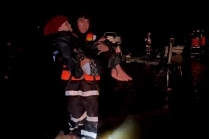 Đà Nẵng: Vượt lũ trong đêm cứu nhiều người già, trẻ nhỏ, 1 thôn vẫn mất liên lạc