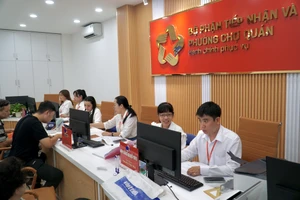 Bộ Nội vụ: Khẩn trương rà soát, nâng bậc lương, chế độ tiền thưởng với cán bộ xuất sắc