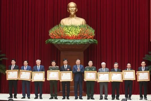 Chủ tịch nước Lương Cường và nhiều lãnh đạo cấp cao nhận phần thưởng cao quý
