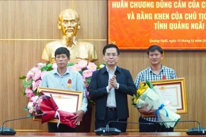 Trao Huân chương Dũng cảm của Chủ tịch nước cho 2 ngư dân Lý Sơn lao ra biển cứu người