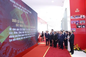 Thường trực Ban Bí thư Trần Cẩm Tú, Trưởng ban Tuyên giáo và Dân vận Trung ương Trịnh Văn Quyết cùng các đại biểu tham quan triển lãm trong khuôn khổ Đại hội XIV của Đảng tại Trung tâm Hội nghị Quốc gia. Ảnh: NHƯ Ý