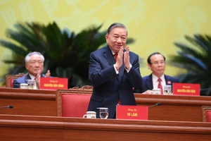 Vinh quang đời đời thuộc về Nhân dân Việt Nam anh hùng!