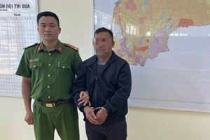 Đổ xăng đốt vợ và cháu vì không cho đi mua rượu