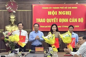 TP.HCM trao nhiều quyết định về công tác cán bộ tại phường đông dân nhất