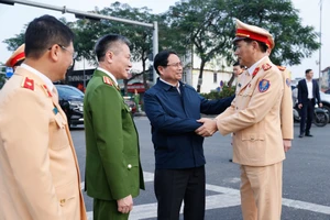 Thủ tướng kiểm tra, động viên các chiến sĩ CSGT và an ninh mạng ứng trực dịp Tết