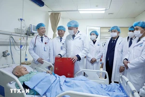 Tổng Bí thư Tô Lâm thăm, chúc mừng cán bộ, Bác sỹ, nhân viên y tế Bệnh viện Hữu nghị