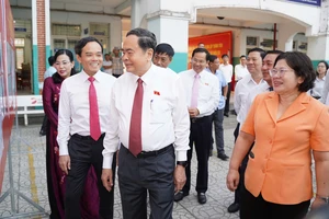 Chủ tịch Quốc hội Trần Thanh Mẫn, Bí thư TP.HCM Trần Lưu Quang có mặt tại điểm bầu cử ở xã Hóc Môn, TP.HCM