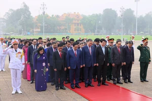 Chùm ảnh: Lãnh đạo Đảng, Nhà nước và các đại biểu Quốc hội khóa XVI vào Lăng viếng Chủ tịch Hồ Chí Minh