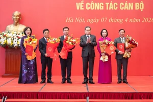 Chủ tịch Quốc hội chủ trì Lễ công bố và trao các Nghị quyết về công tác cán bộ