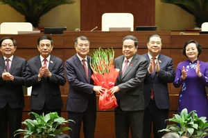 Chủ tịch Quốc hội tặng hoa chúc mừng Thủ tướng, Phó Thủ tướng, Bộ trưởng và thành viên Chính phủ nhiệm kỳ mới