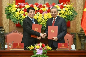 Bàn giao công tác giữa Tổng Bí thư, Chủ tịch nước Tô Lâm và nguyên Chủ tịch nước Lương Cường