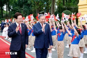 Toàn cảnh Lễ đón Tổng thống Hàn Quốc và Phu nhân thăm cấp Nhà nước tới Việt Nam