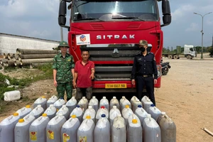 Tài xế chở dầu qua biên giới. Ảnh: BP