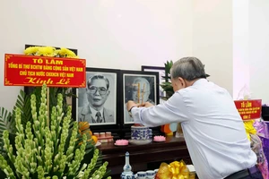 Tổng Bí thư, Chủ tịch nước Tô Lâm dâng hương tưởng nhớ các lãnh đạo tiền bối tại TP.HCM