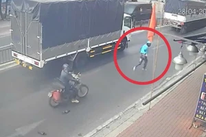 Người dân vây bắt thanh niên vờ mua vàng rồi lấy tài sản tháo chạy