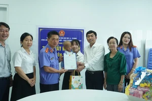 Phó Chủ tịch TP.HCM Nguyễn Mạnh Cường thăm bé trai 2 tuổi bị bạo hành