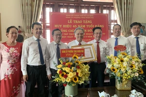 Lãnh đạo Thành ủy TP.HCM trao Huy hiệu 45 năm tuổi Đảng cho ông Nguyễn Đức Hòa dịp 19-5