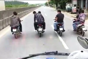 Nhóm thanh niên đầu trần dàn hàng ngang trên quốc lộ 1A