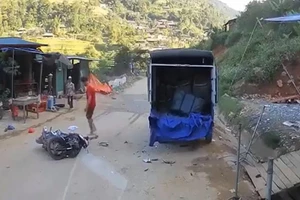 Người đi xe máy đâm vào xe tải đang đậu, tài xế xe tải lỗi gì?