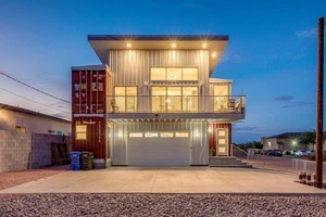 Ngôi nhà sang chảnh làm từ các thùng container rỗng