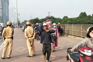 Thi nhau dắt xe máy ngược chiều trên phố Hà Nội