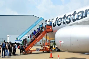 Máy bay đi Cam Ranh phải hạ cánh ở Tân Sơn Nhất do mưa bão