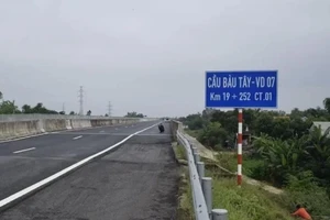 Cầu trên cao tốc 34.500 tỉ bị sụt lún, rình rập nguy hiểm