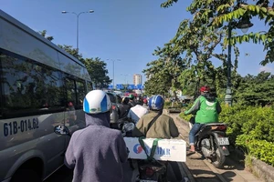 Xe cẩu gặp sự cố gây kẹt xe hàng chục kilomet ở TP. HCM