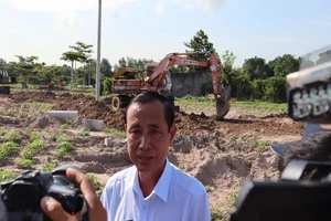 Cưỡng chế đường xây dựng trái phép trên dự án ma của Alibaba