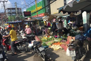 Buôn bán tự nhiên ngoài đường như chợ nhà mình