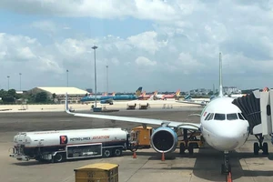 Bị đình chỉ công việc do lái xe chạy cắt mặt máy bay