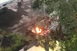 Một cột điện ở quận 12, TP.HCM đột nhiên bốc cháy dữ dội