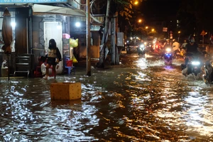 Ảnh: Hàng quán chịu cảnh ế ẩm do triều cường dâng cao