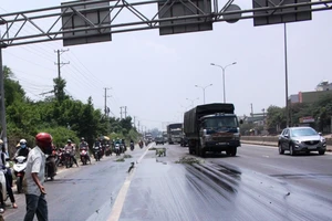 Dầu tràn trên đường, hàng loạt xe máy bị té ngã