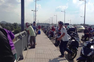 Kẹt xe vì cô gái nhảy xuống sông tự tử